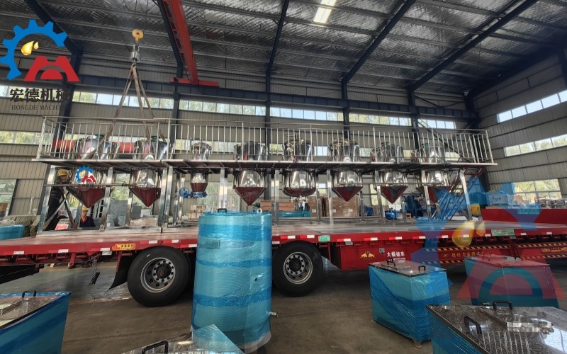 <a href=http://m.socialmediak.com/jinglian/ target=_blank class=infotextkey>精煉油設(shè)備</a>發(fā)貨現(xiàn)場(chǎng)